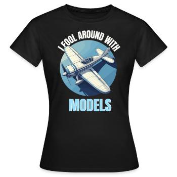 Modellbau Modellflugzeug Flugplatz fliegen lustig - Frauen T-Shirt - Schwarz - Vorne - AI Model Female 172 dark (172cm)