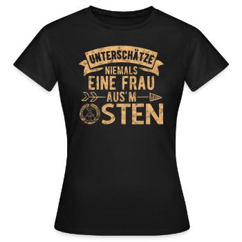 Unterschätze niemals eine Frau aus'm Osten DDR - Frauen T-Shirt - Schwarz - Vorne - AI Model Female 172 dark (172cm)