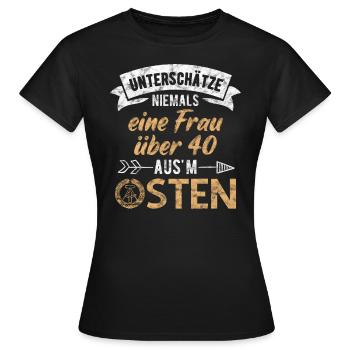 Unterschätze niemals eine Frau Ü40 aus'm Osten DDR - Frauen T-Shirt - Schwarz - Vorne - AI Model Female 172 dark (172cm)
