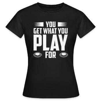 Football Vous obtenez ce que vous jouez pour le sport - T-shirt Femme - noir - Devant - AI Model Female 172 dark (172cm)