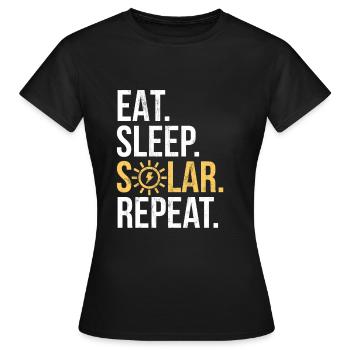 Eat Sleep Solar Repeat Power Erneuerbare Energie - Frauen T-Shirt - Schwarz - Vorne - AI Model Female 172 dark (172cm)