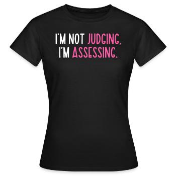 Je ne juge pas que j’évalue drôle - T-shirt Femme - noir - Devant - AI Model Female 172 dark (172cm)