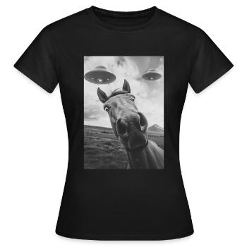 Ufo Selfie Pferd - Frauen T-Shirt - Schwarz - Vorne - AI Model Female 172 dark (172cm)
