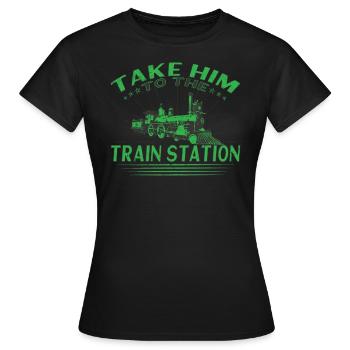 Zug Und Usa-flagge Ich Spiele Immer Noch Mit Zug - Frauen T-Shirt - Schwarz - Vorne - AI Model Female 172 dark (172cm)