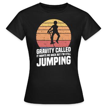 Pogo Stick : La gravité l’a appelé, il - T-shirt Femme - noir - Devant - AI Model Female 172 dark (172cm)