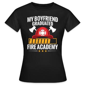Mein Freund Hat Die Fire Academy Abgeschlossen - Frauen T-Shirt - Schwarz - Vorne - AI Model Female 172 dark (172cm)