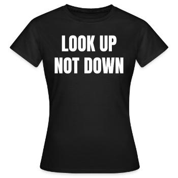 Regarder vers le haut et non vers le bas - T-shirt Femme - noir - Devant - AI Model Female 172 dark (172cm)