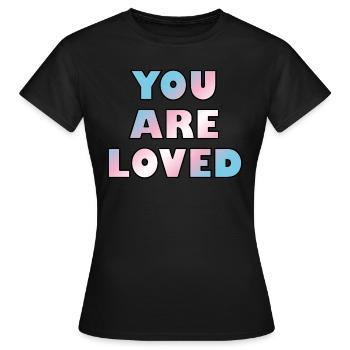 Trans-Jugendliche werden geliebt - Frauen T-Shirt - Schwarz - Vorne - AI Model Female 172 dark (172cm)