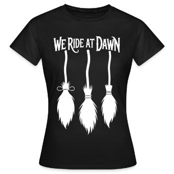 Hexenbesen im Sonnenaufgang - Frauen T-Shirt - Schwarz - Vorne - AI Model Female 172 dark (172cm)
