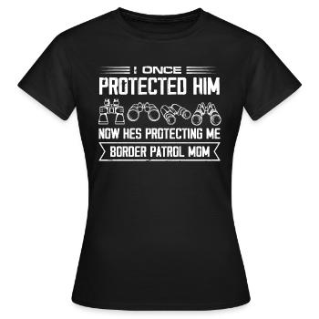 Je l’ai protégé une fois, maintenant il me protège frontière - T-shirt Femme - noir - Devant - AI Model Female 172 dark (172cm)