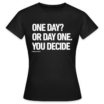 UN JOUR OU UN JOUR, VOUS DÉCIDEZ - T-shirt Femme - noir - Devant - AI Model Female 172 dark (172cm)