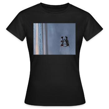 Molly the Dackel - Frauen T-Shirt - Schwarz - Vorne - AI Model Female 172 dark (172cm)
