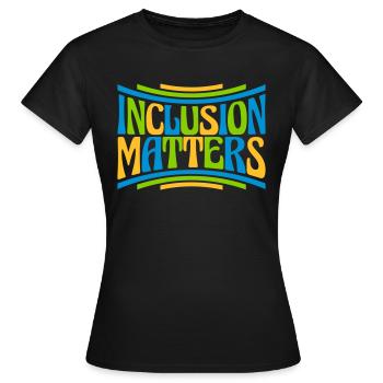 L’inclusion compte Citation du logo - T-shirt Femme - noir - Devant - AI Model Female 172 dark (172cm)