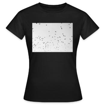 Des corbeaux excités avec un ciel nuageux - T-shirt Femme - noir - Devant - AI Model Female 172 dark (172cm)