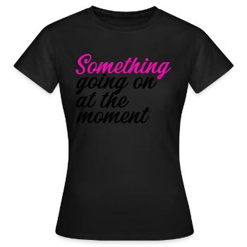 Quelque chose se passe en ce moment - T-shirt Femme - noir - Devant - AI Model Female 172 dark (172cm)