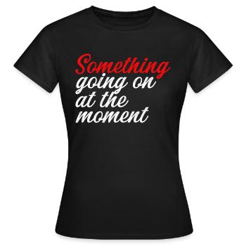 Quelque chose se passe en ce moment - T-shirt Femme - noir - Devant - AI Model Female 172 dark (172cm)