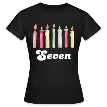 Kerze zum 7. Jahrestag - Frauen T-Shirt - Schwarz - Vorne - AI Model Female 172 dark (172cm)
