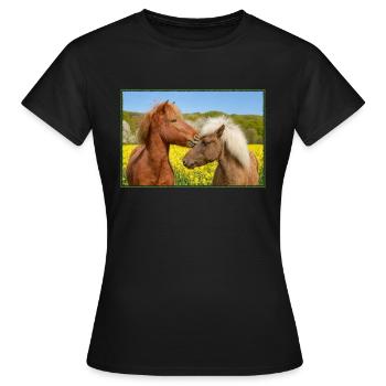 Zwei Islandpferde schmusen in einer Frühlingswiese - Frauen T-Shirt - Schwarz - Vorne - AI Model Female 172 dark (172cm)