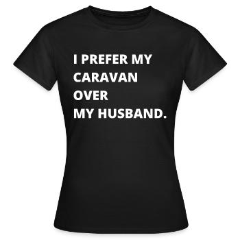 Ich ziehe meinen Wohnwagen meinem Mann vor - Frauen T-Shirt - Schwarz - Vorne - AI Model Female 172 dark (172cm)