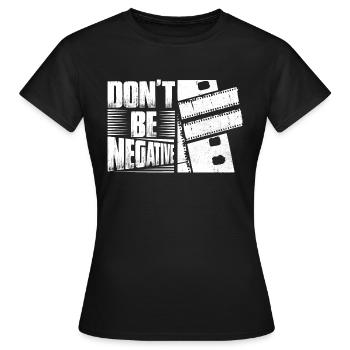 Ne soyez pas négatif avec l’appareil photo - T-shirt Femme - noir - Devant - AI Model Female 172 dark (172cm)