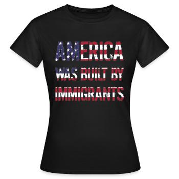 AMERICA WAS BUILT BY IMMIGRANTS Flüchtlingsrechte - Women's T-Shirt - black - Front - AI Model Female 172 dark (172cm)