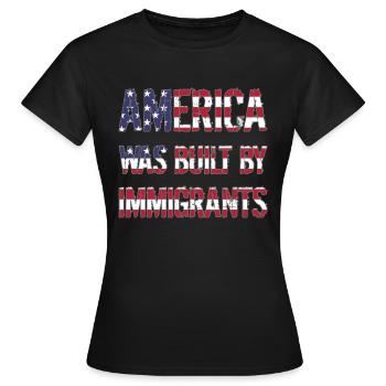 AMERICA WAS BUILT BY IMMIGRANTS Flüchtlingsrechte - Women's T-Shirt - black - Front - AI Model Female 172 dark (172cm)
