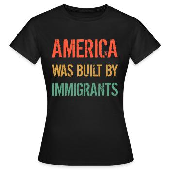 AMERICA WAS BUILT BY IMMIGRANTS Flüchtlingsrechte - Women's T-Shirt - black - Front - AI Model Female 172 dark (172cm)