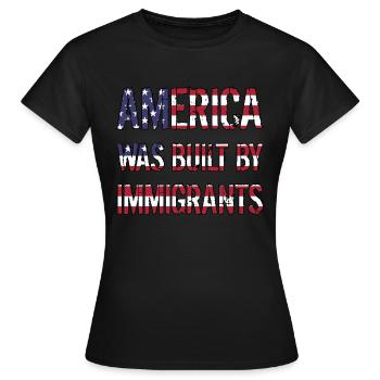 AMERICA WAS BUILT BY IMMIGRANTS Flüchtlingsrechte - Women's T-Shirt - black - Front - AI Model Female 172 dark (172cm)