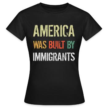 AMERICA WAS BUILT BY IMMIGRANTS Flüchtlingsrechte - Women's T-Shirt - black - Front - AI Model Female 172 dark (172cm)