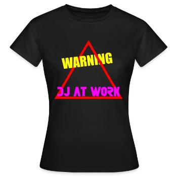 Warnung dj bei der arbeit - Frauen T-Shirt - Schwarz - Vorne - AI Model Female 172 dark (172cm)