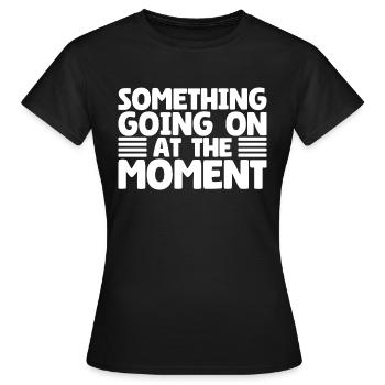 Quelque chose se passe en ce moment - T-shirt Femme - noir - Devant - AI Model Female 172 dark (172cm)