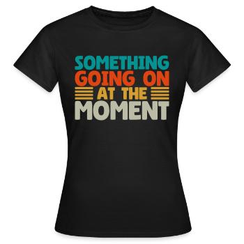 Quelque chose se passe en ce moment - T-shirt Femme - noir - Devant - AI Model Female 172 dark (172cm)