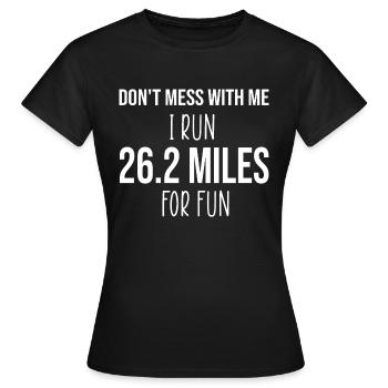 Citat om maratonløb - Dame-T-shirt - sort - Foran - AI Model Female 172 dark (172cm)