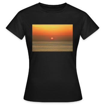 Sonnenuntergang am Meer - Frauen T-Shirt - Schwarz - Vorne - AI Model Female 172 dark (172cm)