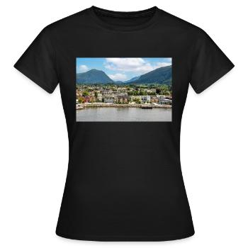 Nordfjordeid Vue panoramique depuis le port de Norvège - T-shirt Femme - noir - Devant - AI Model Female 172 dark (172cm)