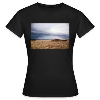 Regenbogen über einem Vulkan - Frauen T-Shirt - Schwarz - Vorne - AI Model Female 172 dark (172cm)