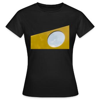 Le trou dans le mur jaune et le ciel bleu - T-shirt Femme - noir - Devant - AI Model Female 172 dark (172cm)