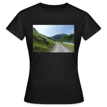 Langer Weg - Frauen T-Shirt - Schwarz - Vorne - AI Model Female 172 dark (172cm)