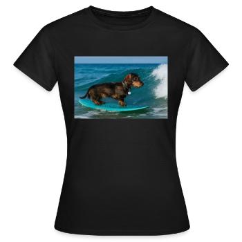 Rauhaardackel auf der Welle – Surfabenteuer an der - Frauen T-Shirt - Schwarz - Vorne - AI Model Female 172 dark (172cm)