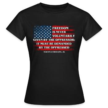 Freiheit muss eingefordert werden MLK Zitat - Frauen T-Shirt - Schwarz - Vorne - AI Model Female 172 dark (172cm)