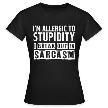 Ich bin allergisch gegen Dummheit, ich breche in Sarkasmus aus - Frauen T-Shirt - Schwarz - Vorne - AI Model Female 172 dark (172cm)