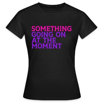 Quelque chose se passe en ce moment - T-shirt Femme - noir - Devant - AI Model Female 172 dark (172cm)