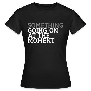 Quelque chose se passe en ce moment - T-shirt Femme - noir - Devant - AI Model Female 172 dark (172cm)
