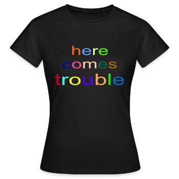 here comes trouble - Frauen T-Shirt - Schwarz - Vorne - AI Model Female 172 dark (172cm)
