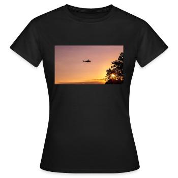 Militärhubschrauber am Himmel - Frauen T-Shirt - Schwarz - Vorne - AI Model Female 172 dark (172cm)