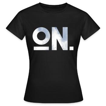 SUR. Une chemise, un mot. - T-shirt Femme - noir - Devant - AI Model Female 172 dark (172cm)