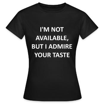 Ich bin nicht verfügbar, aber ich bewundere Ihren Geschmack - Frauen T-Shirt - Schwarz - Vorne - AI Model Female 172 dark (172cm)