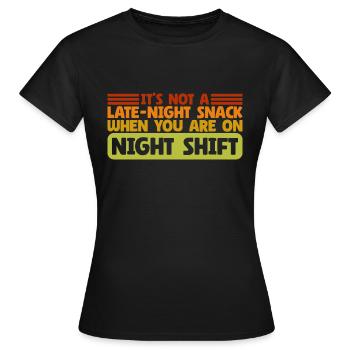Collation de fin de soirée Sarcastique Night Shift - T-shirt Femme - noir - Devant - AI Model Female 172 dark (172cm)