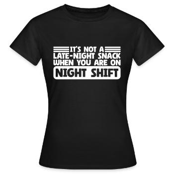 Collation de fin de soirée Sarcastique Night Shift - T-shirt Femme - noir - Devant - AI Model Female 172 dark (172cm)