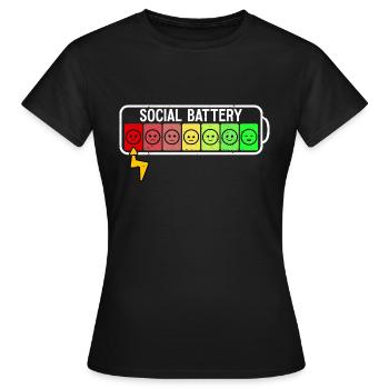 Lustiger sozialer Batterie-Anti-introvertierter sozialer Sarkasmus - Frauen T-Shirt - Schwarz - Vorne - AI Model Female 172 dark (172cm)